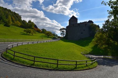 Gündüz, Yeşil çimenler ile antik kale dumanlı yol