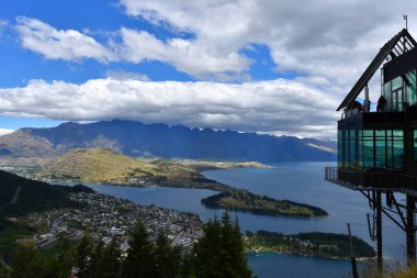 bulutlu gökyüzü arka plan üzerinde deniz ve dağ manzaralı görünüm  
