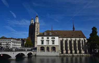 Gündüz şehir manzarasının hava görüntüsü