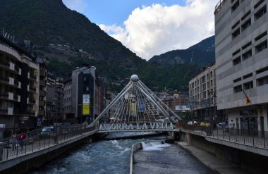 Gündüz, şehirdeki Nehri üzerinde köprü görünümü