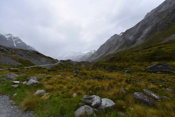 Панорамний Вид Порожню Дорогу Холодних Осінніх Горах — стокове фото