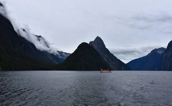 Utsikt Över Fartyget Flytande Floden Mellan Bergen — Stockfoto