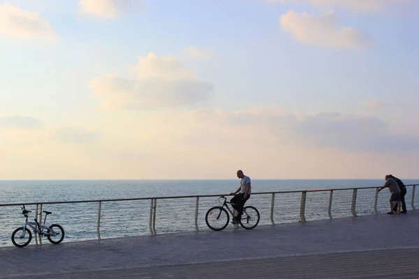 Personnes Bord Mer Sur Fond Coucher Soleil — Photo