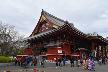 Antik Budist tapınağı Senso-ji, Asakusa, Tokyo, Japonya yakınlarında yürüyen turistler