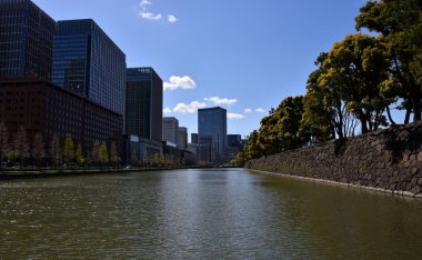 güneşli bir günde nehir kıyısında İmparator Sarayı duvarı, Tokyo, Japonya 