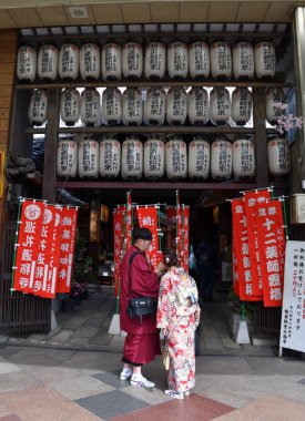 Gion semtinde dükkanın yanında duran çift, Kyoto, Japonya 