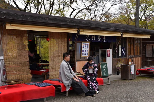 Ιαπωνικό Ζευγάρι Που Κάθεται Στην Αυλή Του Ναού Γιοκιίζου Τέρα — Φωτογραφία Αρχείου