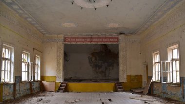 Çernobil nükleer felaketradyoaktif bölgede eski terk edilmiş harap evin iç, Ukrayna