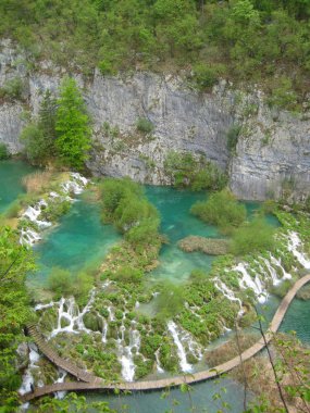 Güneşli bir günde nehir kanyonundaki ahşap köprünün kuş bakışı görüntüsü 