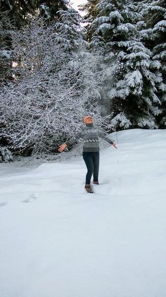 Neve Inverno Floresta Uma Mulher Jeans Montando Trenó Madeira — Fotografia de Stock