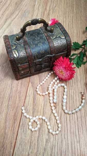 白い真珠と花を持つ木製のたんす — ストック写真