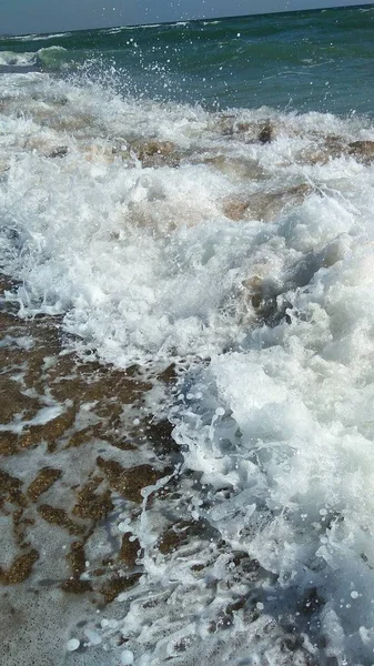 Белая Морская Пена Берегу Моря — стоковое фото