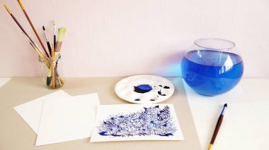 Sanatçı masası üst görünüm suluboya boyama el çizim tasarım illüstrasyon