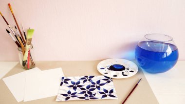 Sanatçı masası üst görünüm suluboya boyama el çizim tasarım illüstrasyon