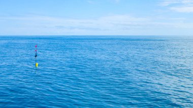 Şamandıra bayrağı deniz okyanusunda kırmızı siyah sarı sembol