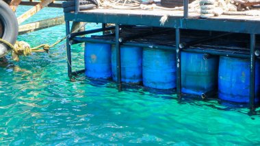 Sahile deniz yolunda büyük plastik tank inşa yerel liman limanı