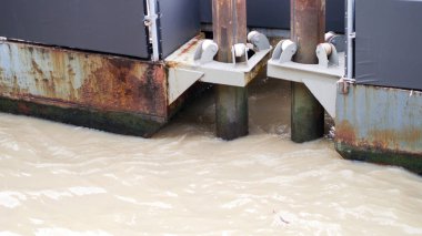 Dalga nehri güvenlik metal çelik iskele güçlü sonrası sütun