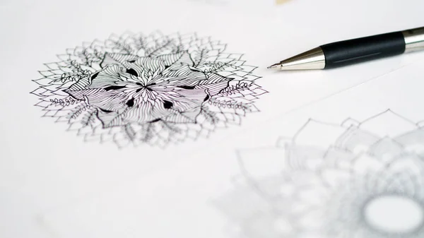 Художник стол вид ручки, карандаш мандала цветок цветок ручной работы иллюстрации — стоковое фото