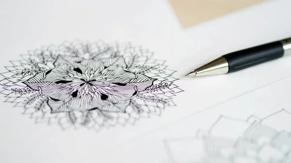 Artista escritorio vista superior pluma, lápiz mandala flor floral mano dibujado ilustración —  Fotos de Stock