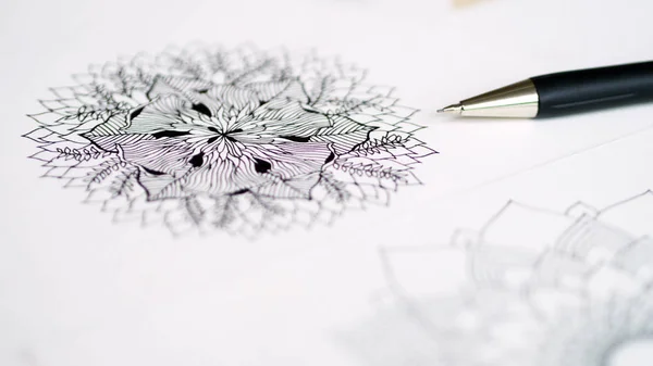 Artista escritorio vista superior pluma, lápiz mandala flor floral mano dibujado ilustración —  Fotos de Stock