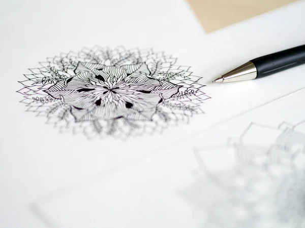 アーティストデスクトップビューペン、鉛筆マンダラ花の手描きイラスト — ストック写真