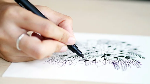アーティストデスクトップビューペン、鉛筆マンダラ花の手描きイラスト — ストック写真