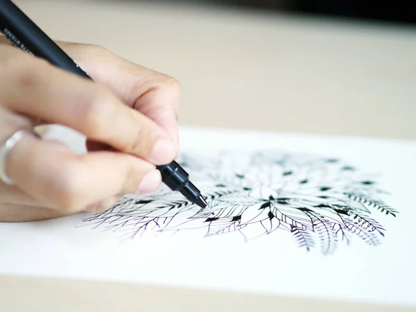 Kunstenaar Desk Top weergave pen, potlood Mandala bloem bloemen hand getrokken illustratie — Stockfoto