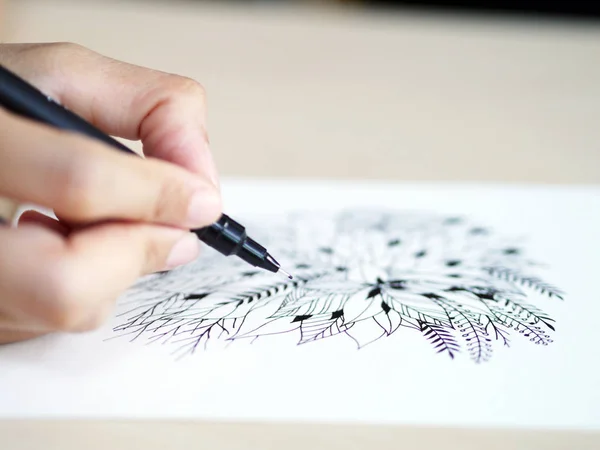 Kunstenaar Desk Top weergave pen, potlood Mandala bloem bloemen hand getrokken illustratie — Stockfoto