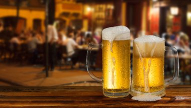 soğuk bira caddenin arka plan üzerinde köpük bardak