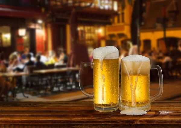 soğuk bira caddenin arka plan üzerinde köpük bardak