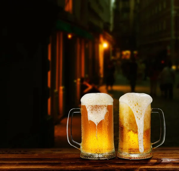 soğuk cam kupa bira caddenin arka plan üzerinde köpük ile