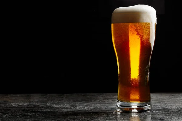 Bicchiere Birra Leggera Artigianale Fredda Sfondo Scuro — Foto Stock