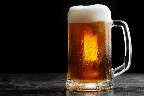 Becher Kaltes Craft Light Bier Auf Dunklem Hintergrund — Stockfoto