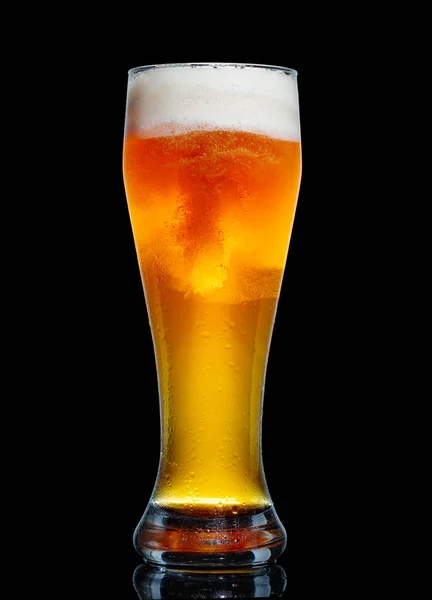 黒の背景に分離されたビールのグラス ストック写真