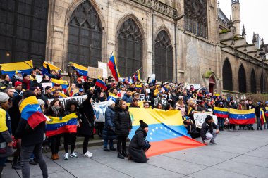 Paris, Fransa - 2 Şubat 2019: Venezuela kriz; Paris'te gösteri; Venezuela, demokrasi ve Juan Guaido serbest seçimlerin destekleyen insanlar.