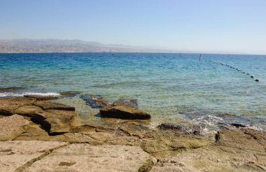 Eilat, İsrail. Eilat 'ın Coral Beach' inden Ürdün 'deki Akabe' ye doğru. Dünyanın en güzel mercan resiflerinden biri olan Eilat 'taki Coral Beach Doğa Koruma Alanı ünlü bir turist ve dalgıç merkezidir..