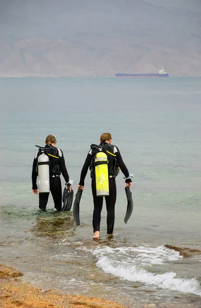 Zwei Freunde Tauchen Eialt Israel Korallenstrand Naturreservat Eilat Eines Der Stockbild