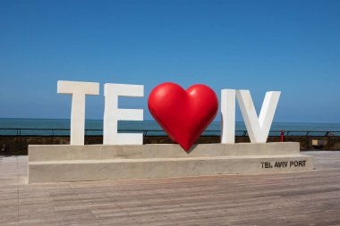 Tel Aviv, İsrail - Mart, 2019: Tel Aviv şehir limanında kalpile aşk işareti. Tel Aviv limanı yerli halk ve turistler için popüler bir eğlence ve ticari alandır