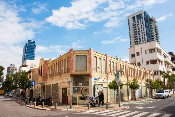 Tel Aviv, İsrail - 7 Mart 2019: Neve Tzedek semtinde arka planda terk edilmiş eski Eden Cinema binası ve modern gökdelenler (bankalar, ofis ve konutbinaları). Tel Aviv şehir manzarası.