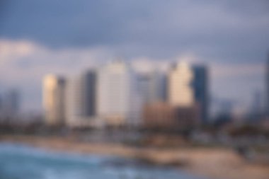 Gün batımında Tel Aviv sahil siluetinin bulanık fotoğrafı. Rüya gibi kentsel peyzaj arka plan. Modern trendy şehir deniz kum doğa tatil konsepti. Bulanık -lık. Bokeh. Suluboya soyut empresyonist sanat tarzı.