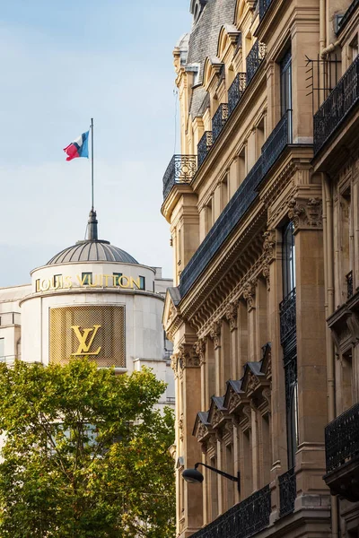 パリ、フランス- 2014年10月4日:ルイ・ヴィトンのブランドストア有名な高級アヴェニュー・ド・シャンゼリゼ. — ストック写真