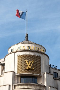 Paris, Fransa - 4 Ekim 2014: Louis Vuitton marka mağazası Champs-Elysees Bulvarı 'nda.. 