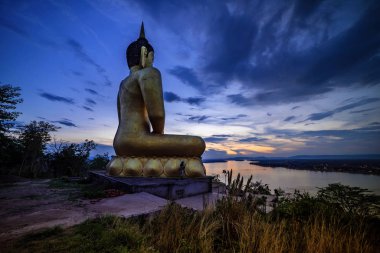 Pakse, Laos dağlarında büyük Buda resim.