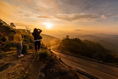 İki fotoğrafçılar Doi Inthanon, Chiang Mai, Tayland doğarken fotoğrafını.