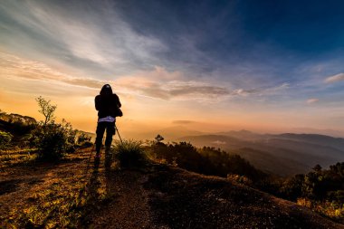fotoğrafçılar Doi Inthanon, Chiang Mai, Tayland doğarken fotoğrafını.