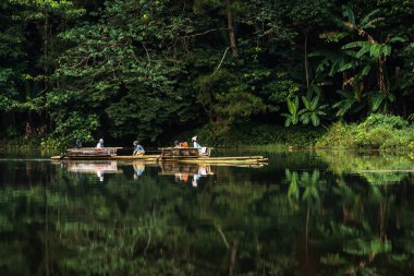 Bambu botu, lagün, sakin su