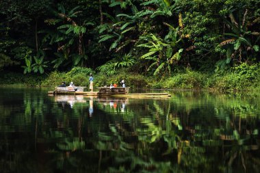 Bambu botu, lagün, sakin su