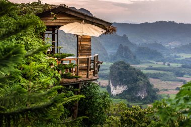 Cafe uçurumun kenarında. Güzel sahne. Phu Lanka, Tayland