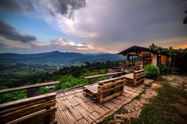 Cafe uçurumun kenarında. Güzel sahne. Phu Lanka, Tayland