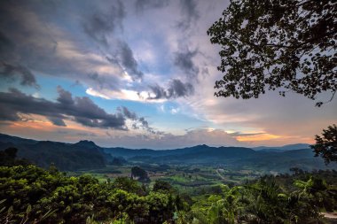Güzel gün batımı Phu Lanka, Tayland